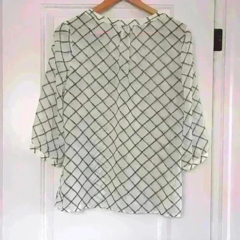 OLD NAVY | Women's Black/White Sheer V-Neck Chain Pattern Blouse - Picture 4 of 4